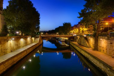 Gece yarısı Seine Nehri