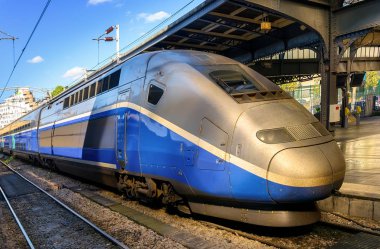 Modern hız yolcu treni