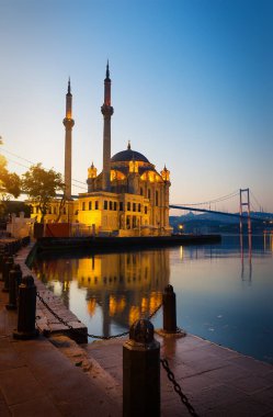 Ortaköy Camii üzerinde gündoğumu