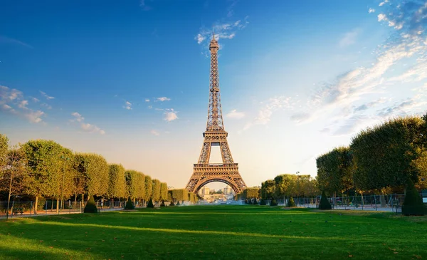 Eiffelturm am Morgen — Stockfoto