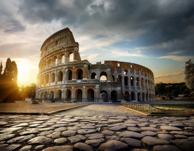 gün batımında Roma Colosseum