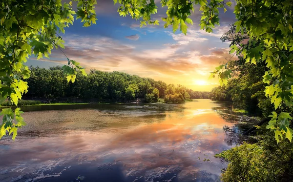 Riflessione del tramonto nel fiume — Foto Stock