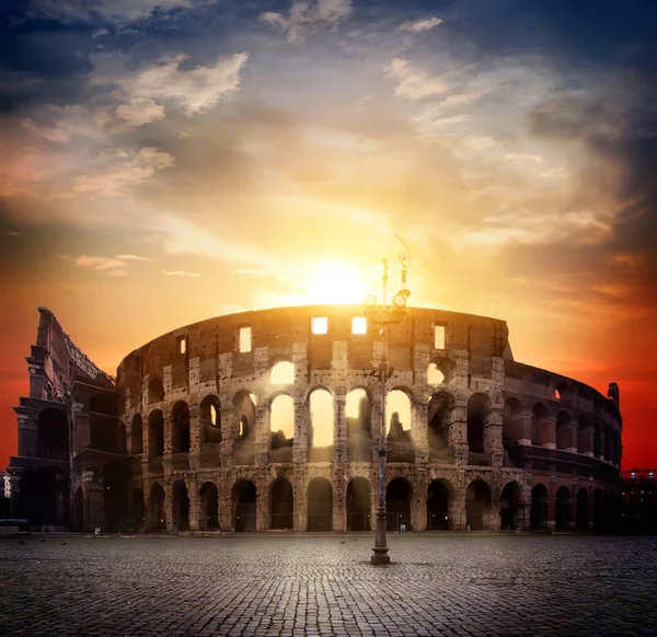 Colosseum and sunny sunrise — Stock Photo, Image