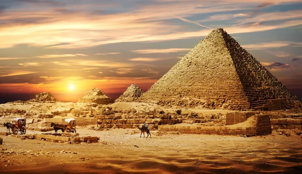 Pirâmide no deserto — Fotografia de Stock
