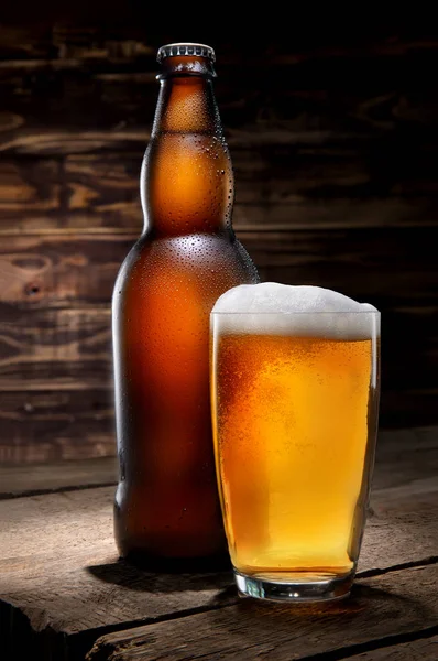 Bier op houten achtergrond — Stockfoto