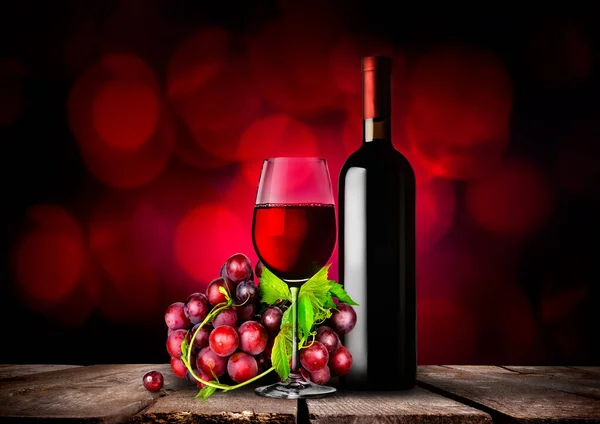 Rotwein und Trauben — Stockfoto