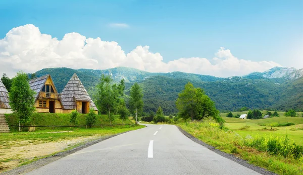 Camino de montaña en Montenegro — Foto de Stock