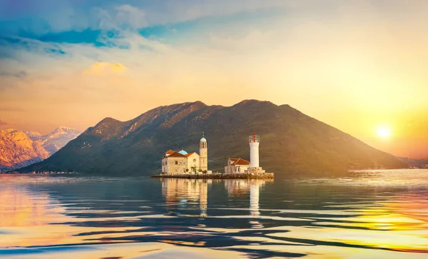 Island and lighthouse — Stockfoto