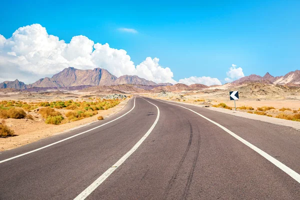 Road in Egypt and desert — Stock Photo, Image