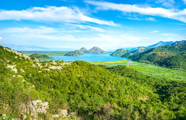 Montañas y lago Skadar — Foto de stock gratis