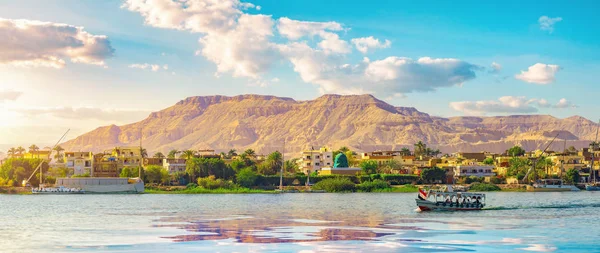 Floden Nilen och fartyget — Stockfoto