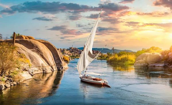 Veleiro ao pôr-do-sol — Fotografia de Stock