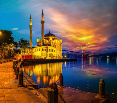 Geceleri Ortaköy Camii