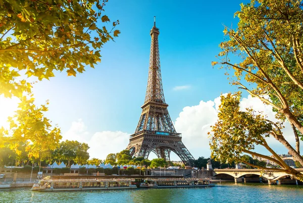 Tour Eiffel à l'heure du lever du soleil — Photo