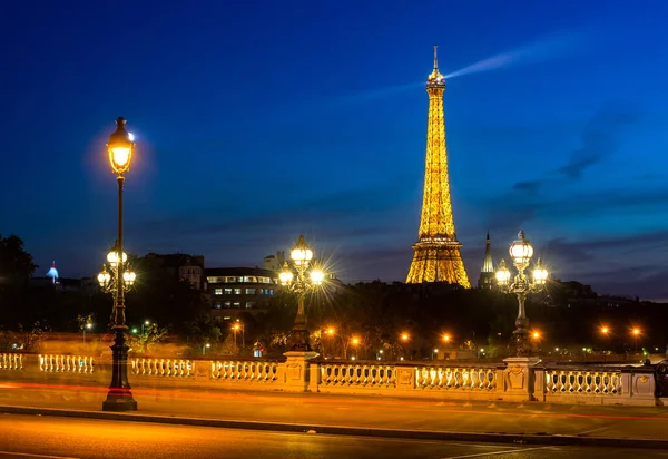 Torre Eiffel y puente Alexandre — Foto de Stock