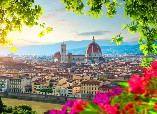 Saint Mary and flowers — Stockfoto