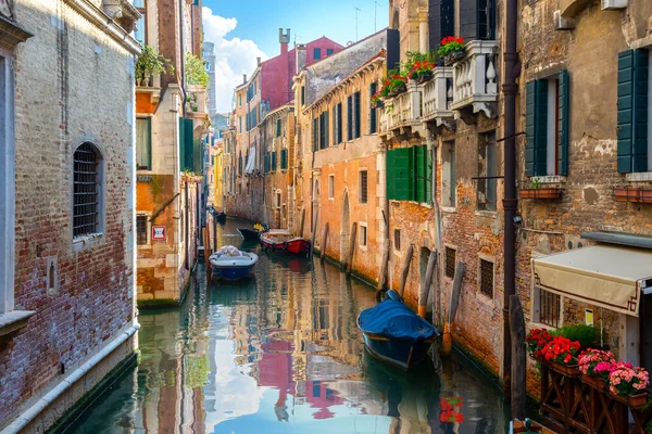 Wenecja i stare domy — Zdjęcie stockowe