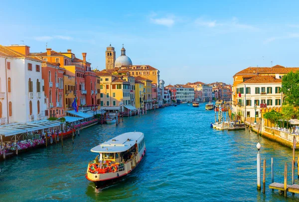 Vaporetto en el Gran Canal de Venecia — Foto de Stock