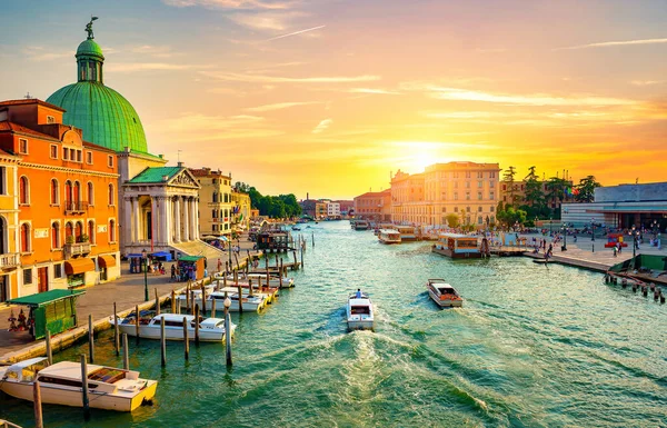 Canal and vaporetto stop — Stock Photo, Image