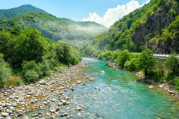 Montanhas e o rio Tara — Fotografia de Stock