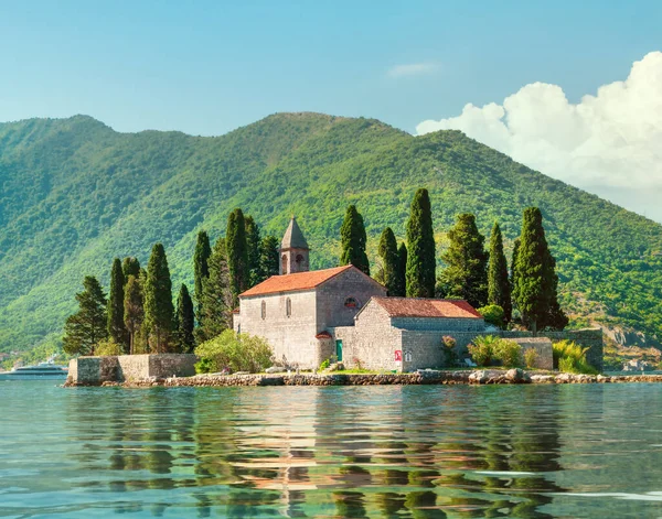 Isla cerca de la ciudad Perast —  Fotos de Stock