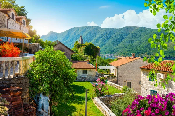 Perast a Kotori-öbölben tavasszal — Stock Fotó