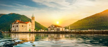 Kasabanın Yakınındaki Ada Perast