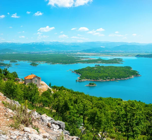 Góry i jezioro Skadar — Zdjęcie stockowe