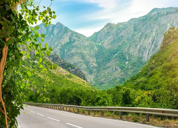 Carretera sinuosa en Montenegro — Foto de Stock