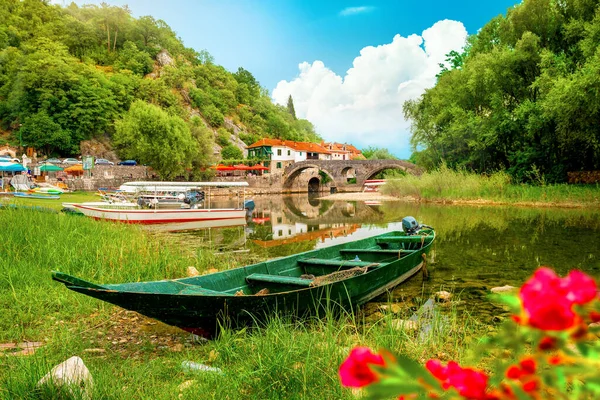 Rijeka Crnojevica en boot — Stockfoto