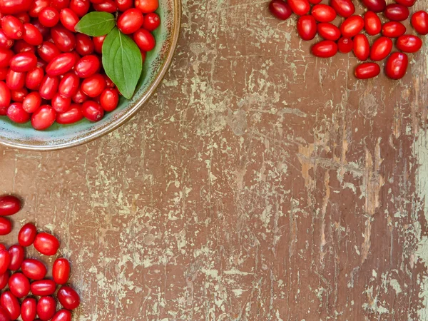Rote Beeren auf hölzernem Hintergrund — Stockfoto