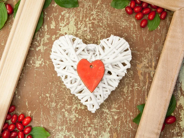 Wicker heart and berries — Stock Photo, Image