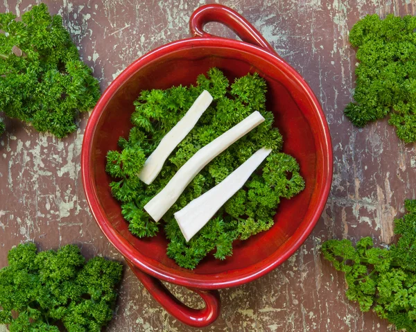 Persilja rötter med gröna blad — Stockfoto