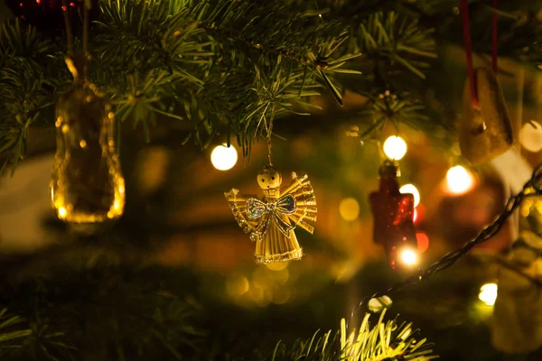 Schmuck auf einem Weihnachtsbaumzweig Stockbild