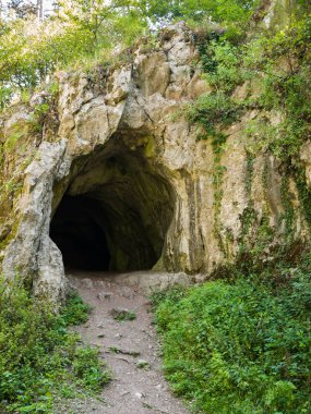 Karanlık kayalık mağaranın giriş