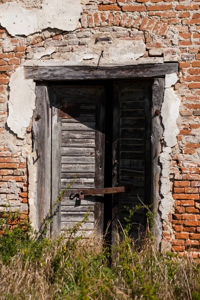 Ingresso alla casa in rovina — Foto Stock