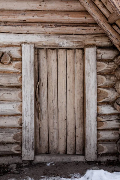 มุมมองด้านหน้าของบ้านไม้ — ภาพถ่ายสต็อก