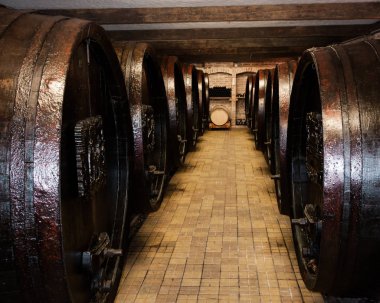 Eski ahşap varil ile Yeraltı depolama