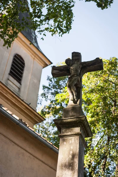 Estatua de Jesucristo crucifixión frente a una iglesia católica —  Fotos de Stock