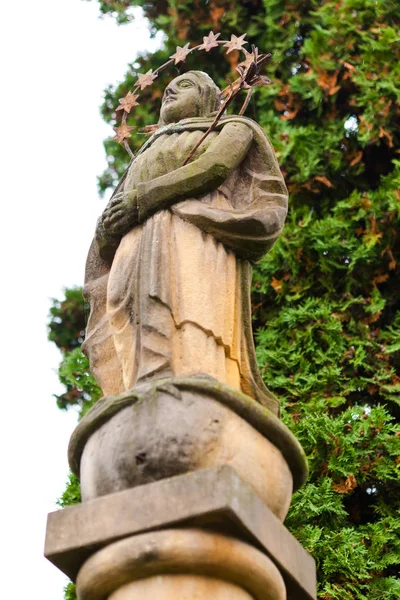 Estátua antiga da Virgem Maria — Fotografia de Stock