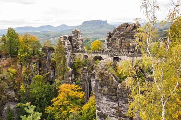 Schöne Sandsteinfelsformation Der Sächsischen Schweiz Mit Bastei Brücke — Stockfoto