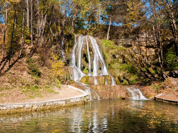 Schöner Großer Wasserfall Mit Bunten Herbstblättern Ringsum Wasserfall Glück Den lizenzfreie Stockfotos