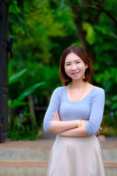 Портрет тайський азіатських красиві сільська жінка з руки хрест — стокове фото