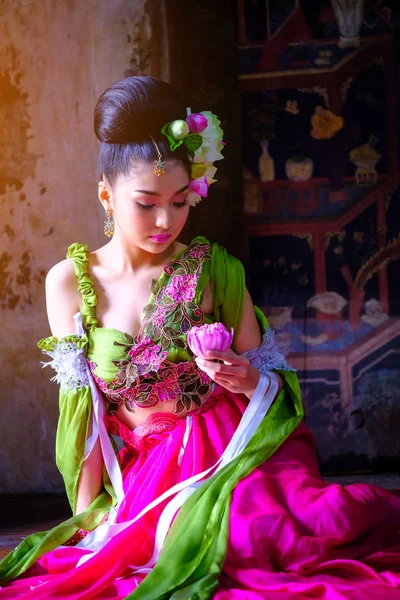 Hermosa mujer asiática de loto en la mano con vestido tradicional tailandés en el viejo templo — Foto de Stock