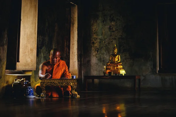 Asiático viejo monje pensando para escribir algo en ayutthaya sanct — Foto de Stock