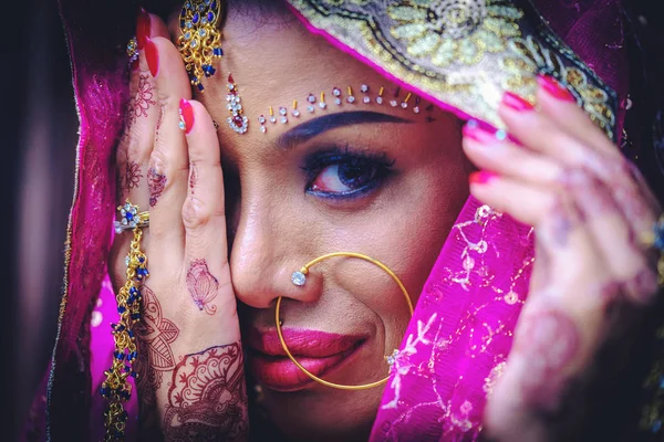 Gyönyörű indiai lány fiatal hindu nő modell kund közelről — Stock Fotó