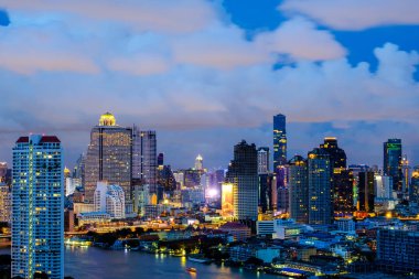 Havadan görünümü Bangkok şehir gece görünümü Modern bina kat mülkiyeti 