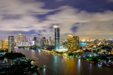 Havadan görünümü Bangkok şehir gece görünümü Modern bina kat mülkiyeti 