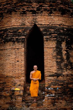 Ayutthaya, Tayland - 17 Eylül 2017: ayakta Budist rahip 
