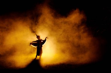 Manohra dans için elbise güzel kızı göster. Manoh